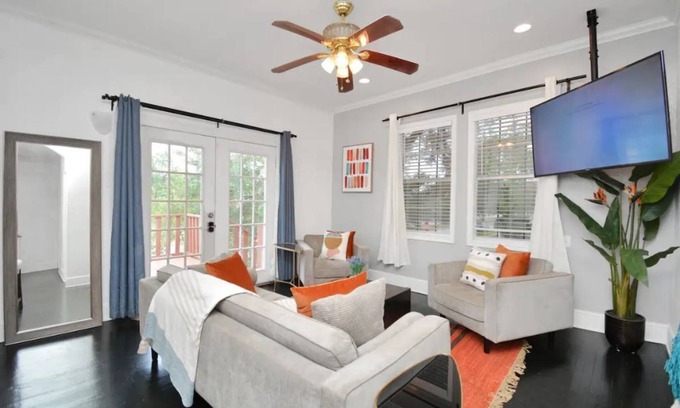 MacGregor Casa | Modern retreat near Downtown Houston, TX, with king beds, pets are welcome.