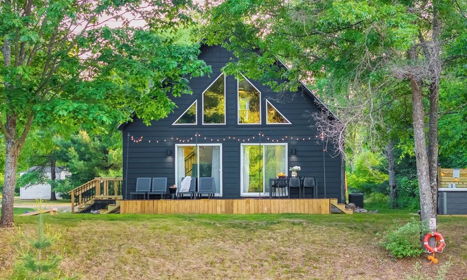 Evart Chalet De Esquí | NEW Riverfront Chalet w/ Firepit & Hot Tub
