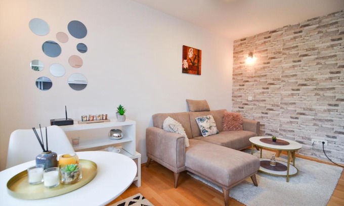 Novo Sarajevo Apartamento | Modern Riverside Studio