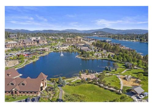 Coeur d'Alene Apartamento | Modern Riverstone Condo with Grand Deck - Steps to Shops, Restaurants, Trails and River