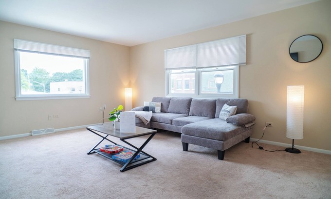 Mundelein Apartamento | Modern Rooftop Retreat in Downtown Mundelein