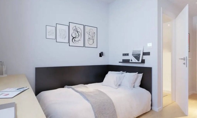 Milagrosa Apartamento | Modern Room with High-Speed Wi-Fi in Pamplona