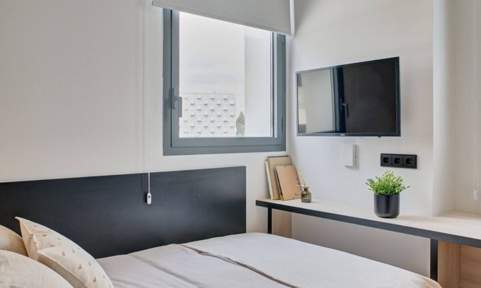 Milagrosa Apartamento | Modern Room with High-Speed Wi-Fi in Pamplona
