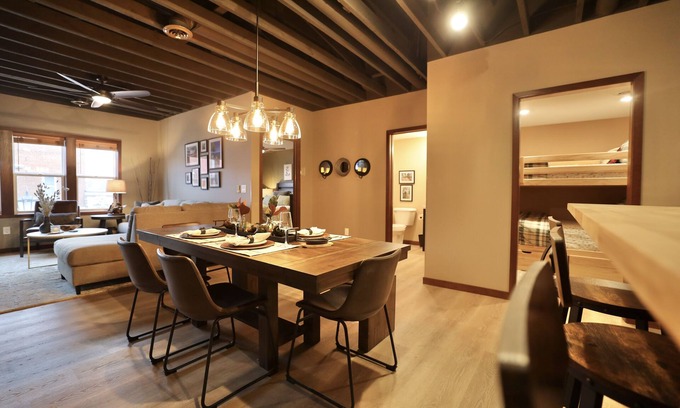 Minocqua Condominio | Modern Rustic 2BR Condo in Downtown Minocqua—Walk to Shops, Dining & Lake