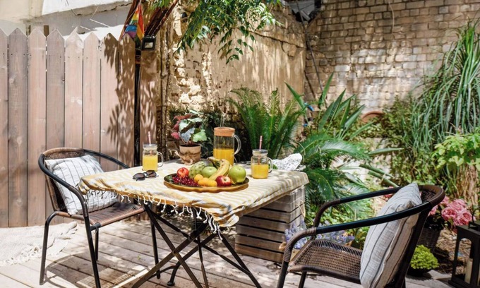 Kerem HaTeimanim Apartamento | Modern-Rustic Haven in the City by Sea N Rent