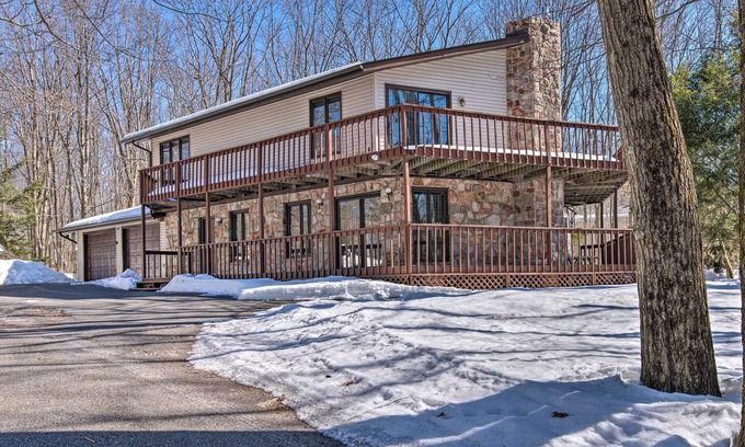 Briar Crest Woods Casa | Modern & Rustic lake home in Poconos