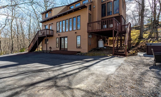 Bushkill Cabina | Modern Rustic Lodge! 2 min. walk to Ski Slopes, 6TVs, Linens, WiFi, A/C, Firepit