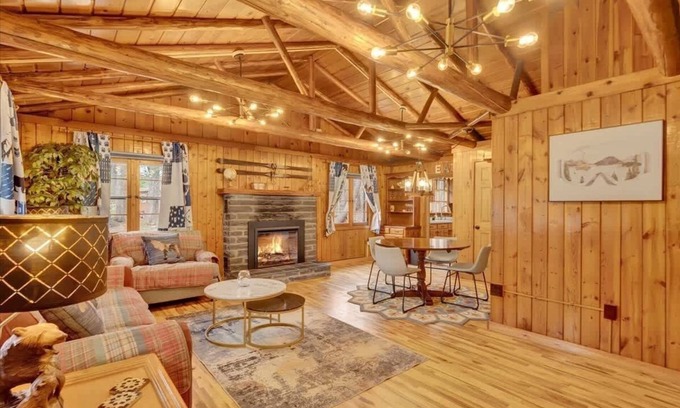 Pocohanna Cabin Colony Cabina | Modern & Rustic Pocono Cabin | Fireplace | Firepit