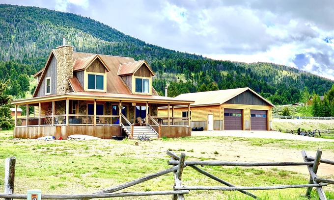 West Yellowstone Cabina | MODERN RUSTIC CABIN WITH WATER ACCESS AND BOAT DOCK [SLEEPS 17]
