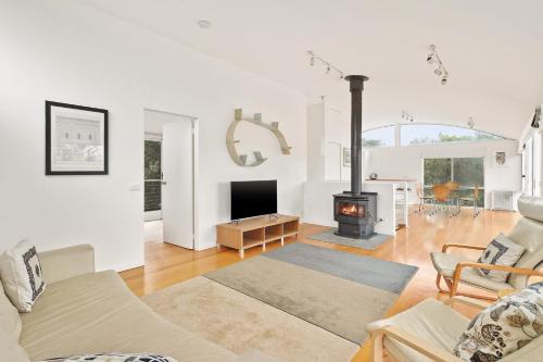 Silverleaves Casa | Modern Sanctuary by the Silverleaves Beach