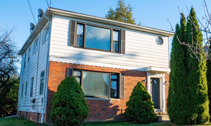 Northwest Akron Apartamento | Modern Scandinavian Nest with cozy beds and fast WiFi