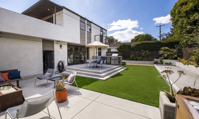 East Mesa Casa | Modern Sea Escape - with A/C, steps to Shoreline Park, beach, Hot tub, Bocce Ball, Dog OK