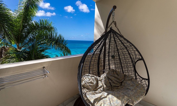 Montego Bay Apartamento | Modern Sea View Renovated Studio Hip Strip