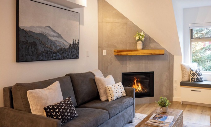 Whistler Creekside Condominio | Modern Air Condition 1 BR: Sleeps 4, Hot Tub, Pool, BBQ. Steps to Gondola, Shops