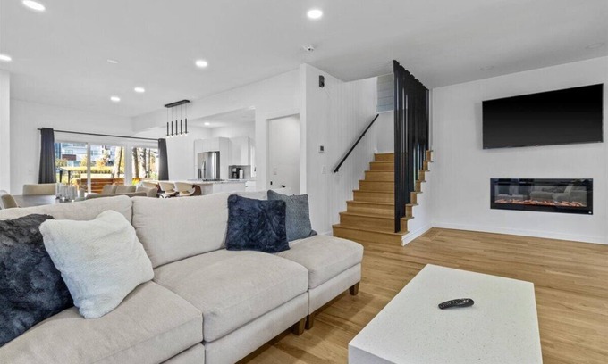 Kansas City Casa | Modern Sleek Home! Near ALL Entertainment Districts!