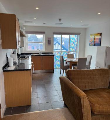 Llanidloes Apartamento | Modern, sleeps 6, rural market town, Llani