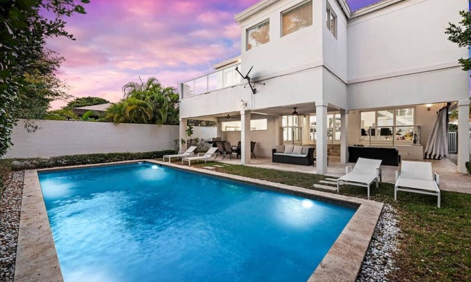 Venetian Islands Casa | Modern SoBe Mansion with Poolside Cabana