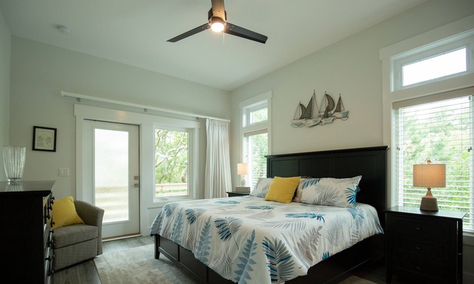 Spindrift Banks Apartamento | Modern Soundfront Studio, Pier access, Sunsets, Fishing, Watersports, Beach