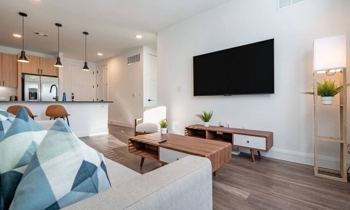 Hancock Apartamento | Modern Space near UT King Bed