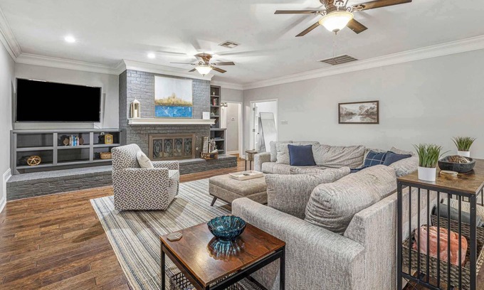 Lake Charles Casa | Modern Spacious 5 Bedroom Home