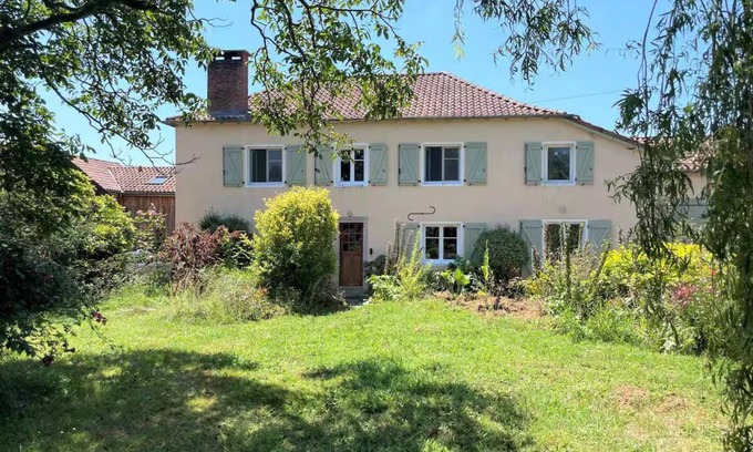 Baigts-de-Bearn Casa | Modern, spacious Des Cîmes gîte in beautiful natural surroundings