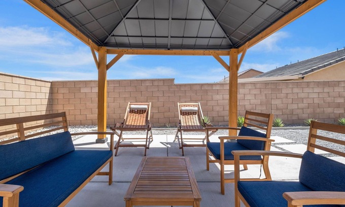 Victorville Casa | Modern spacious home w/ backyard for families and pets