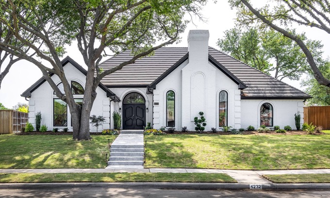 Plano Casa | Modern, Spacious Pool Home in Plano