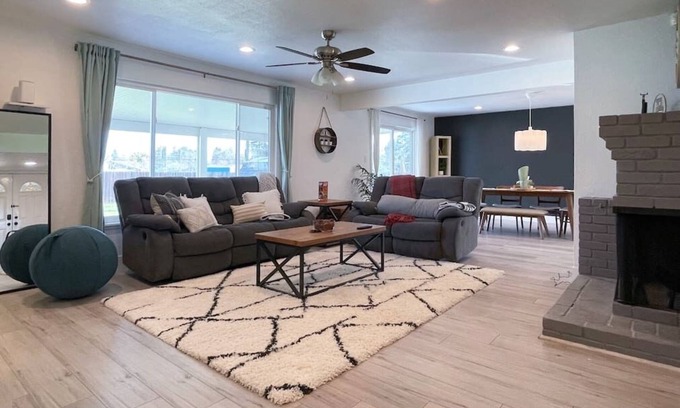 Arden-Arcade Casa | Modern, spacious, quiet home close to the River