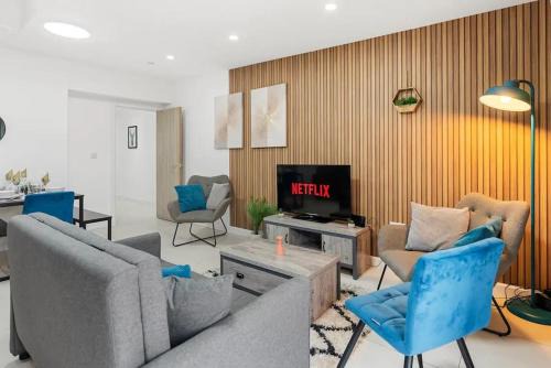 Gabalfa Apartamento | Modern Spacious Three Bedrooms with Private Garden