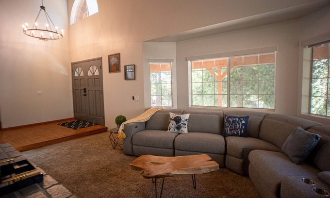 Running Springs Cabina | Modern spacious hot tub + Deck Lake Arrowhead + Big Bear