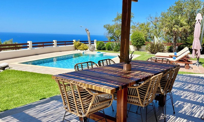 Kalamitsi Villa | Villa moderna y espaciosa con piscina privada, amplio jardín y vista al mar