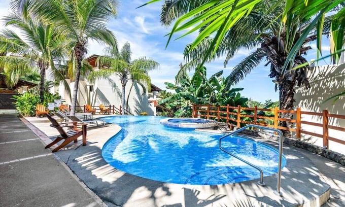 Coco Sunset Hills Apartamento | 2-BD Beauty with Pool, Walk to Beach