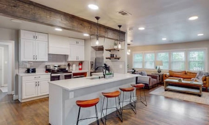 Central Arlington Casa | Modern Stay | 10 Min Walk From AT&T Stadium