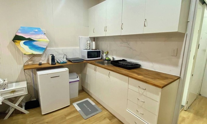 Centenary Heights Apartamento | Modern Studio Room Retreat with a reverse Aircon