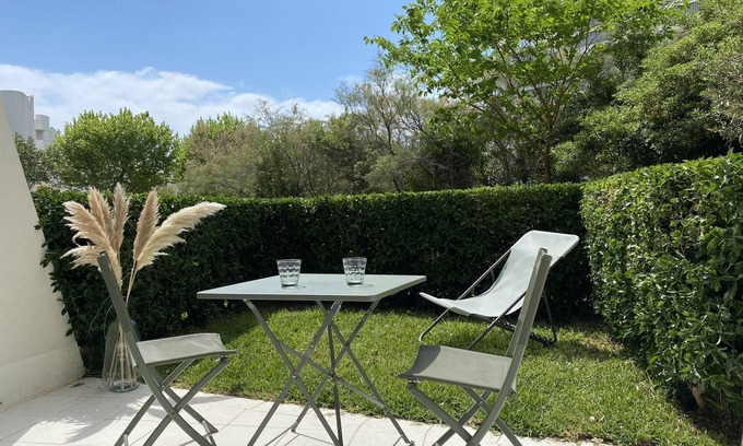 Le Couchant Apartamento | Estudio moderno a 150 m del mar con gran terraza y jardín.
