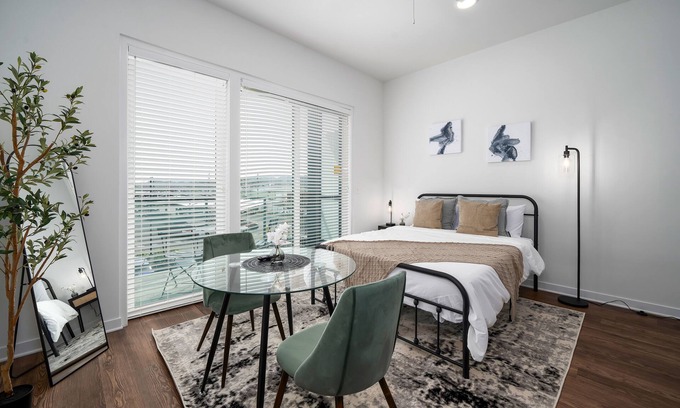 Avondale Apartamento | Modern Studio Getaway w/Private Balcony