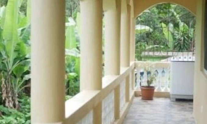 Yallahs Apartamento | Modern Studio #2 - Queen Bed. Free wifi & parking
