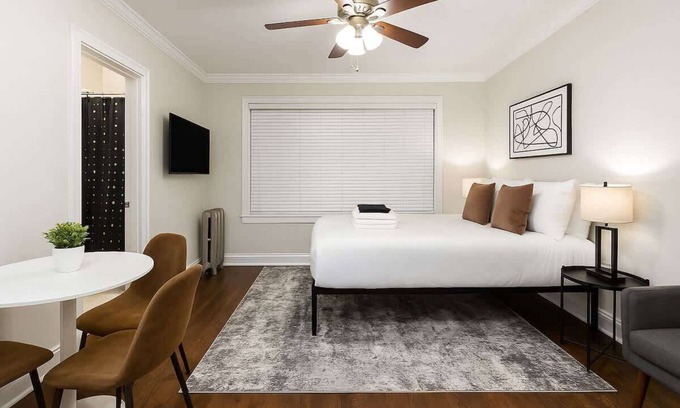 Hyde Park Apartamento | Modern Studio Retreat– Near Museum & Parks