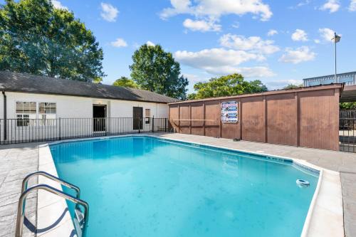 Houston Apartamento | Modern Studio Retreat with King Bed, Full Kitchen & Free Park