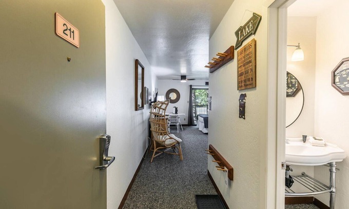 Truckee Condominio | Modern Studio w/Balcony #211 at Donner Lake Village