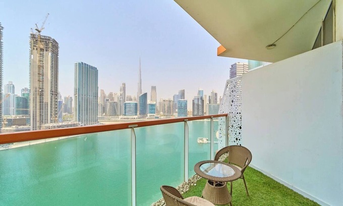 Business Bay Apartamento | Modern Studio w/Iconic Burj Khalifa & Canal Views