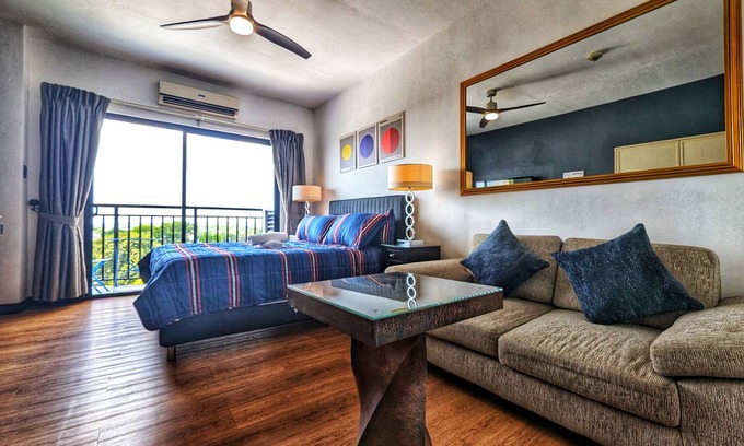 Clark Freeport Apartamento | Modern Studio w/Rooftop Pool Near Clark