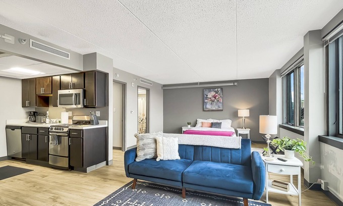 Downtown Des Moines Apartamento | Modern Studio - walk to Wells Fargo Arena