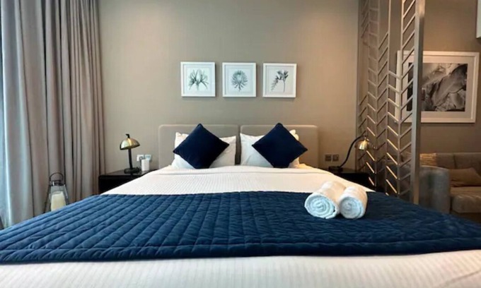 Downtown Dubai Apartamento | Modern studio with a Canal view!