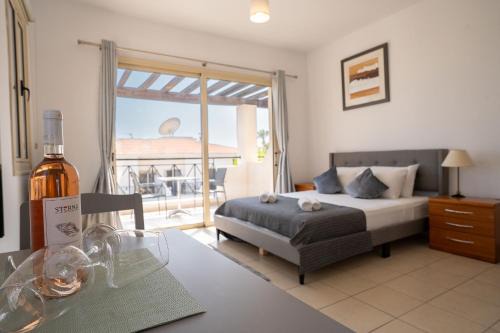 Peyia Town Apartamento | Modern Studio with Pool and Balcony Hillside and Sea Views