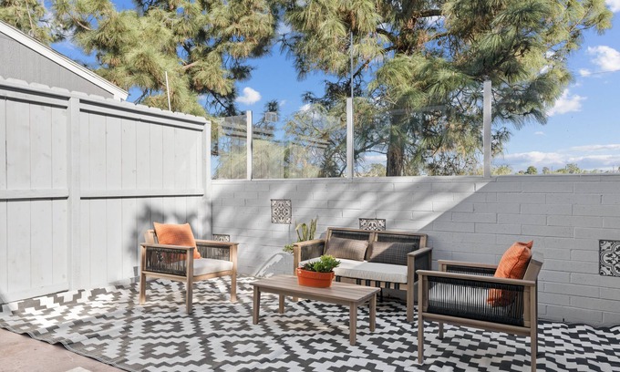 Talmadge Cabaña | Modern & Stylish Urban Cottage in desirableTalmadge Neighborhood
