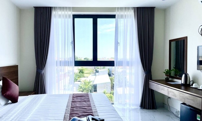 Thu Dau Mot Hotel | Modern suite with ensuite bathroom/ TOP LOCATION