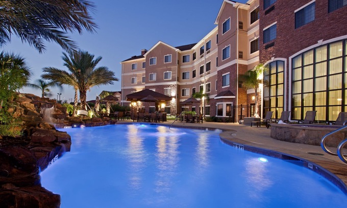 Webster Condominio | Modern Suite | Free Breakfast + Pool + Hot Tub