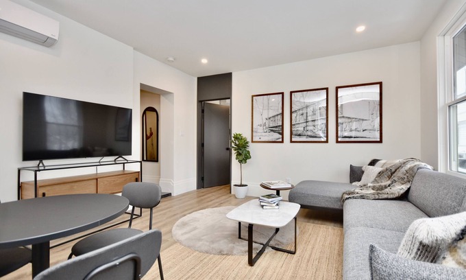 Barrie Apartamento | Modern Suite in Trendy Downtown Waterfront