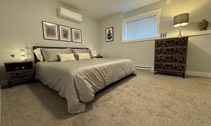 Okanagan-Similkameen Casa | Modern suite on Bottleneck Drive. Close to restaurants and wineries.